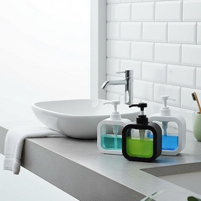 Distributeur de savon pour salle de bain design rechargeable transparent au centre et noir sur le contour