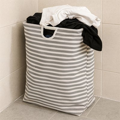 Panier à linge gris à rayure horizontale avec poignée en bois
