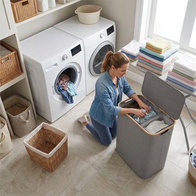 Panier Ă linge gris dans la buanderie avec femme triant le linge