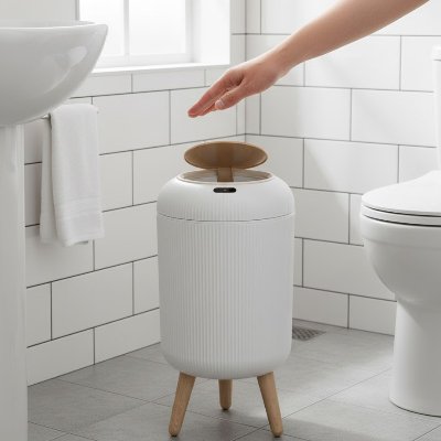 Poubelles salle de bains blanche sur pieds avec couvercle anti odeurs