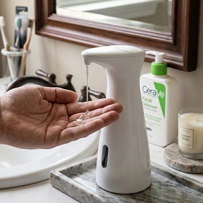 Distributeur automatique de savon, élégant, blanc, design, ergonomique