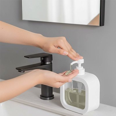 Distributeur de savon blanc design carré transparent au centre rechargeable