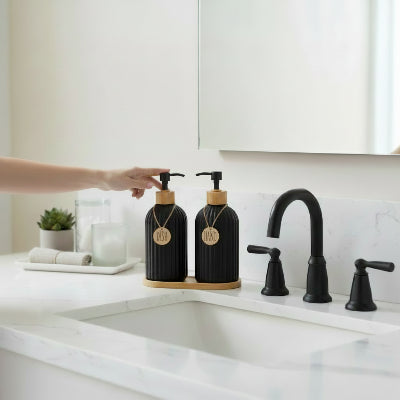 Distributeur de savon liquide noir et doré, avec étiquette ronde bois, style vintage manuel 