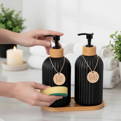 Distributeur de savon liquide noir et doré style vintage manuel avec étiquette en bois