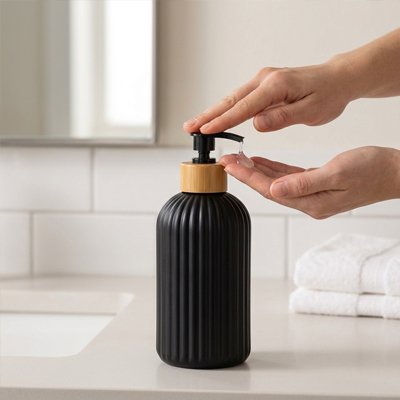 Distributeur de savon noir et doré, avec pompe manuelle 