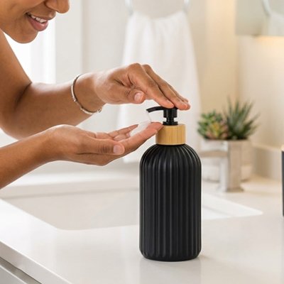 Distributeur de savon noire avec relief , rechargeable, avec pompe manuelle 