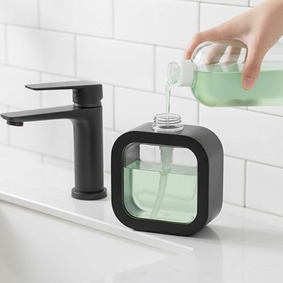 Distributeur de savon rechargeable design noir carré transparent au centre