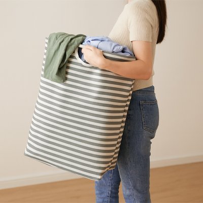 Panier à linge aux motifs rayés horizontal gris avec poignée moderne  