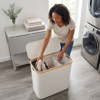 Panier à linge blanc à 3 compartiments ouvert dans une buanderie 