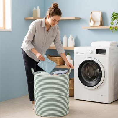 Panier à linge dans une buanderie au design rond bleu rayé 