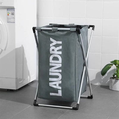 Panier à linge gris grand format sur pieds croisés pliable motif écriture Laundry 