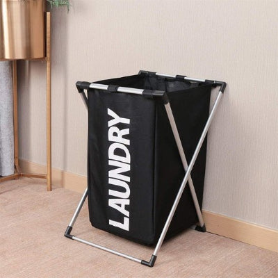 Panier à linge noir grand format sur pieds en fer croisés pliable motif écriture Laundry 