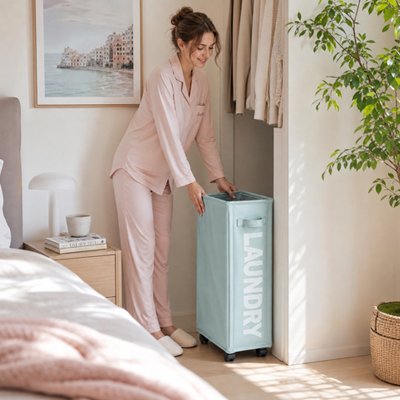 Panier à linge sale bleu ciel rangé dans un espace étroit de buanderie