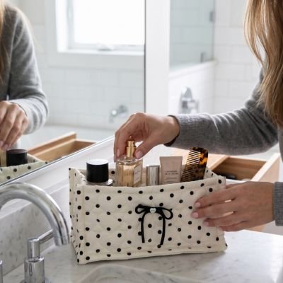 Panier de rangement salle de bain rectangle, blanc aux pois noir, et noeud noir