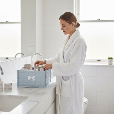 Panier rangement, rose ou bleu carré, en coton avec nœud papillon blanc