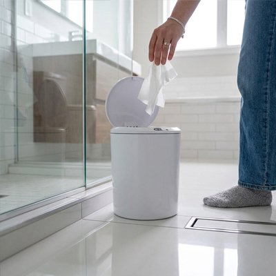 petit poubelle salle de bain design blanche à capteur 