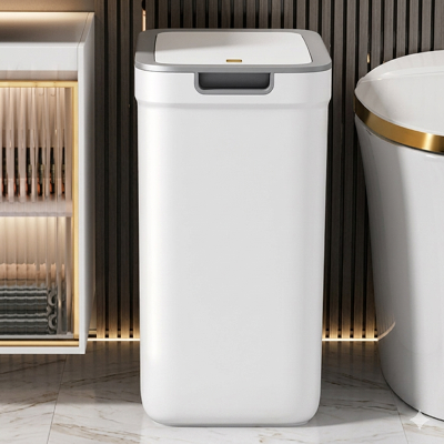 petite poubelle blanche glissée entre toilette et mur gain de place