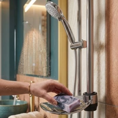Porte savon dans douche à suspendre sur une barre en forme de feuille 