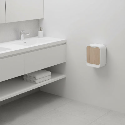 poubelle de salle de bains, couleur bois naturel et blanche, murale, ouverture originale 