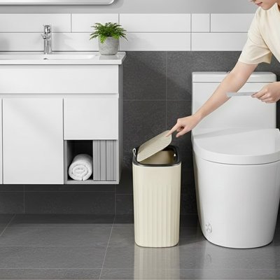 Poubelle de salle de bains design rose pâle étroite avec couvercle