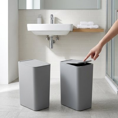 Poubelle de salle de bains grise avec couvercle supérieur à pression, pack de 2, simple 