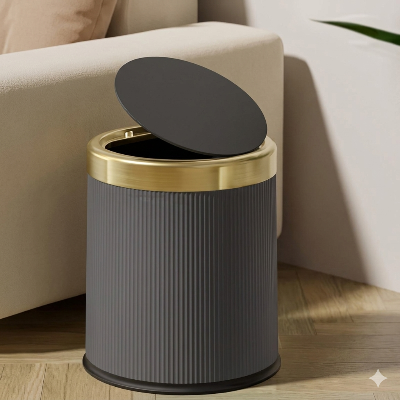 poubelle originale salle de bain noire ronde à couvercle et contour dorée, ouverture avec pression, couvercle ouvert