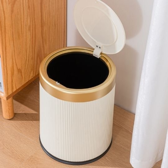 poubelle plastique de salle de bain blanche et dorée avec couvercle clapet avec seau intérieur amovible