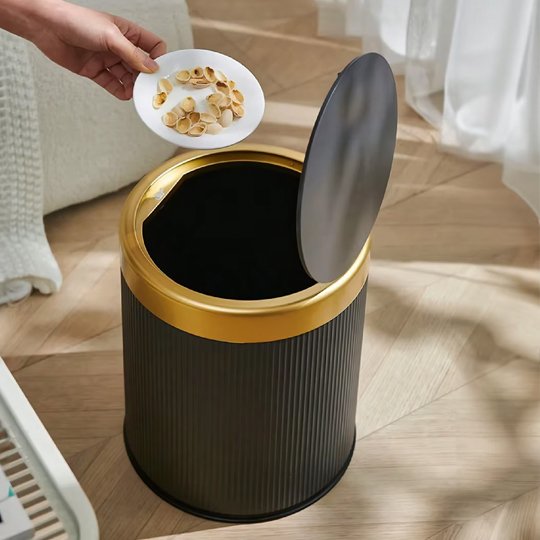 poubelle plastique de salle de bain noire dorée avec couvercle clapet ronde avec seau intérieur amovible