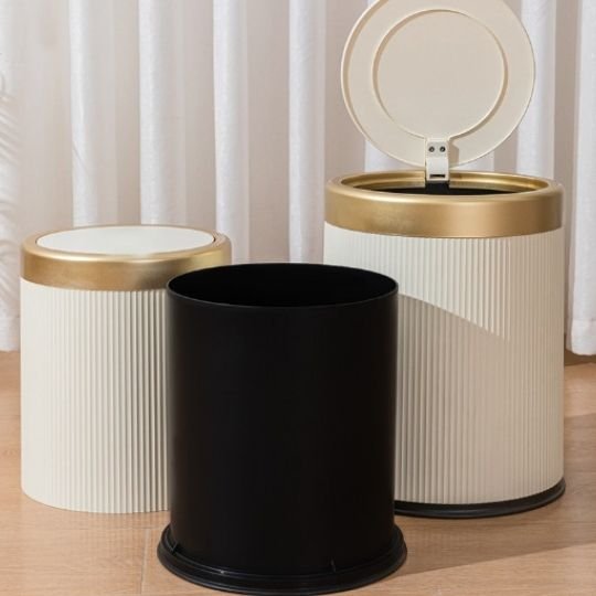 poubelle plastique noire ou blanche ronde et dorée avec couvercle clapet avec seau intérieur amovible