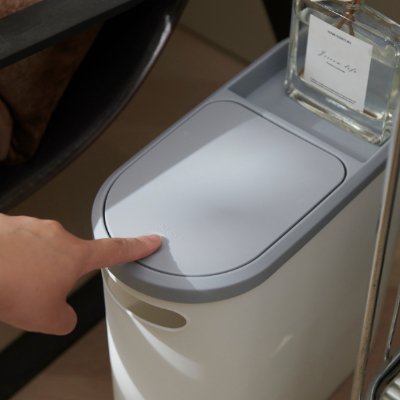 Poubelle salle de bain, ouverture par pression