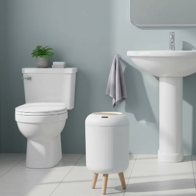 Poubelles salle de bains blanche sur pieds en bois 