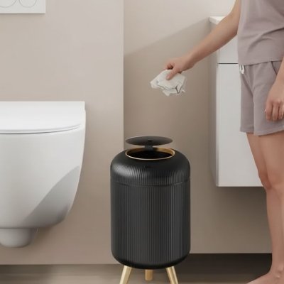 Poubelles salle de bains noire sur pieds avec couvercle 