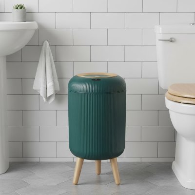 Poubelles salle de bains vert émeraude sur pieds style nordique 