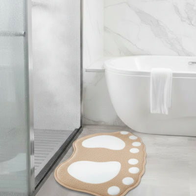 tapis salle de bain Forme de pieds stylisés avec motifs de galets bicolores beige blanc
