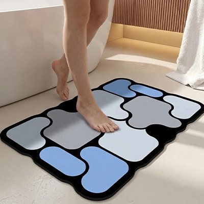 Tapis salle de bain motif patchwork géométrique bleu et gris avec un contour noir