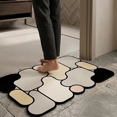 Tapis salle de bain motif patchwork géométrique gris et beige avec un contour noir