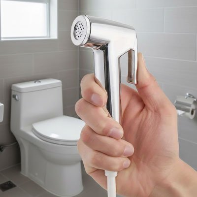 Toilette avec douchette en jet tuyau blanc extensible blanc et poignée en inox 