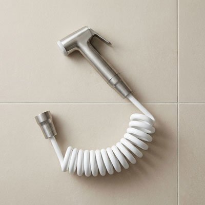 Toilette avec douchette tuyau blanc extensible blanc et poignée en inox 