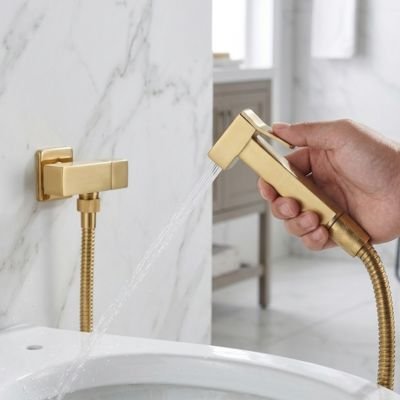 toilette douchette WC fixé au mur, doré, poignée design et moderne cubique, gâchette ergonomique 