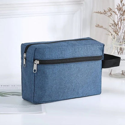 Trousse de toilette bleu à la fermeture éclair noire de forme rectangulaire 