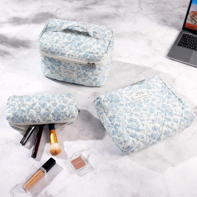 Trousse de toilette en coton matelassé organisateur de cosmétiques, blanche motif fleurs bleu 