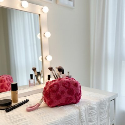 Trousse de toilette en peluche avec poignée rouge motif cœur