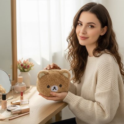 Trousse de toilette en peluche ronde marron avec poignée 