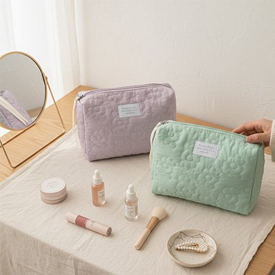 Trousse de toilette et de maquillage aux couleurs pastel