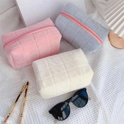 Trousse de toilette et de maquillage blanche ou rose douce petit format de voyage