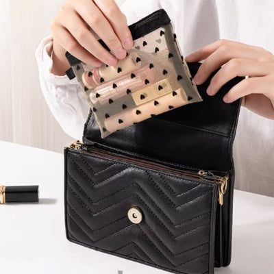 Trousse de toilette femme à fermeture éclair beige transparente motifs petits cœurs noirs