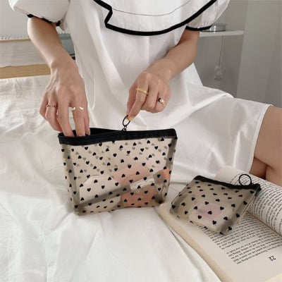 Trousse de toilette femme à fermeture éclair motifs petits cœurs noirs