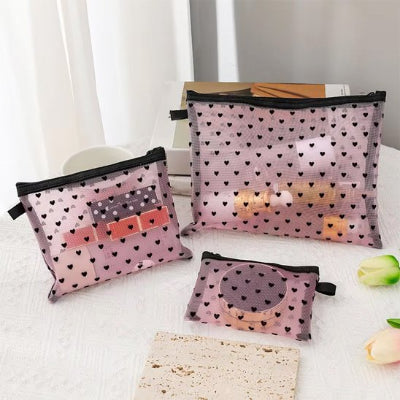 Trousse de toilette femme à fermeture éclair rose transparente motifs petits cœurs noirs