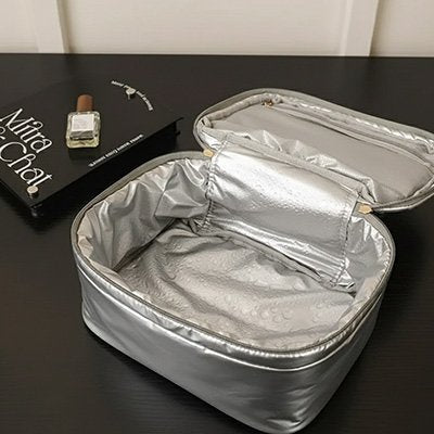 Trousse de toilette femme matelassées, argentée, Format rectangulaire imperméable, Équipée d'une poignée supérieure, fermeture à glissière
