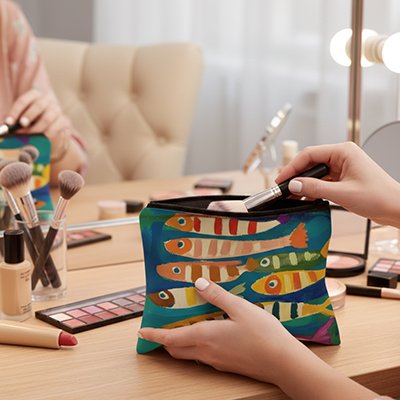 Trousse de toilette femme motifs poissons peints multicolores fond bleu 